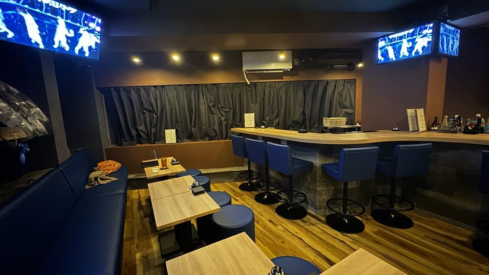 カウンター席とソファ席が並ぶ OINA の店内